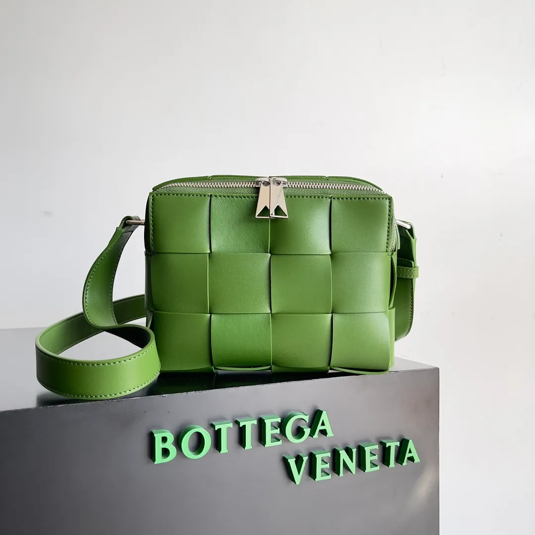 Batch 1960 BV men’s camera bag, BV men’s 2023 SS Pre Spring new camera 📷The zippered Cassette is a bit cool⭕️ Very suitable for babies who like to be low-key and unassuming, this bag is really boyfriend-friendly💪, it should be worn with a windbreaker or sweater in autumn and winter. Imported Italian calfskin, the quality is visible, and the capacity is completely OK. Style number: 730027 Size: 20*15*5